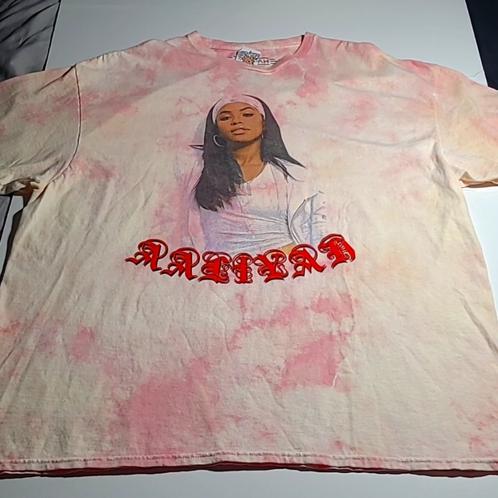 Aaliyah tshirt XL